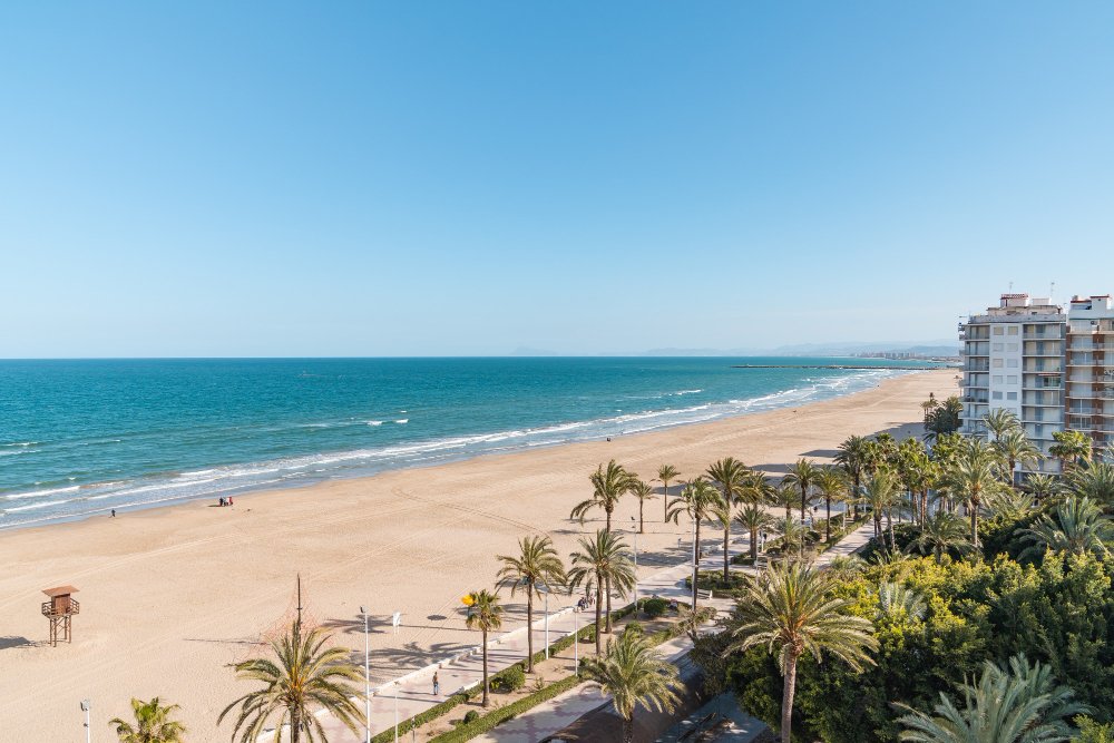 Cuatro indios violan a una mujer en la playa de Barcelona
