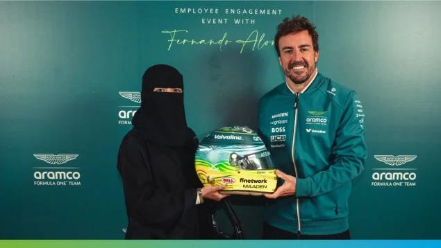 Fernando Alonso promociona un casc amb una dona tapada amb burka