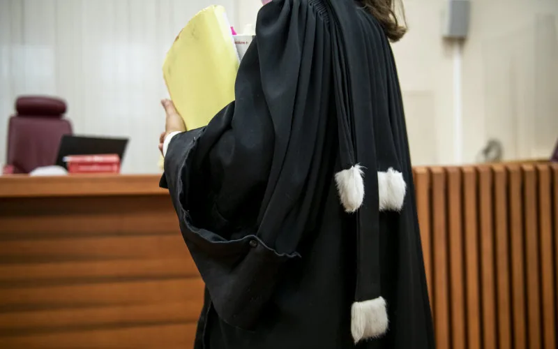 França fa un pas més: prohibeix el vel a les advocades als tribunals