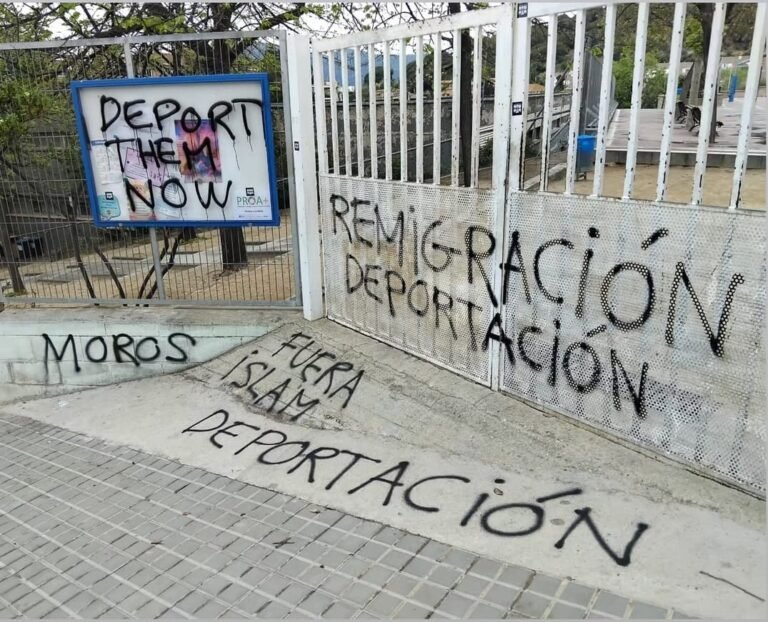 Pintadas de "deportación" en las puertas del instituto de Mataró donde agredieron a un catalán de 13 años