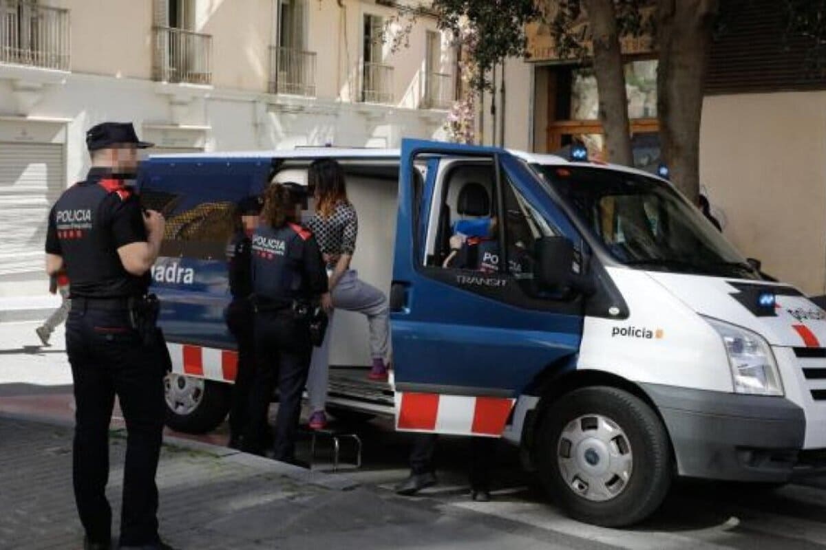 França posa en crida i cerca el líder dels Germans Musulmans a Europa, Tariq Ramadan 1 Suïssa ja va condemnar Tariq Ramadan per violació. Ara se'l jutja a França també per diverses agressions sexuals. Les denunciants el descriuen com un depredador sexual que aprofita el seu prestigi dins l’islam europeu. Dones marroquines de Lleida obtenien papers i ajudes amb denúncies falses