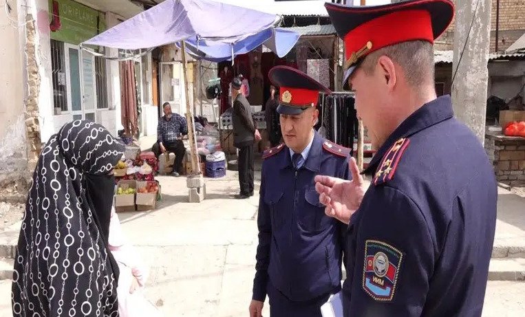 Kirguizistán realiza redadas policiales para hacer cumplir la prohibición del niqab