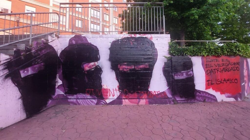 Pinten niqabs en un mural feminista de Getafe per denunciar la complicitat amb l'islam