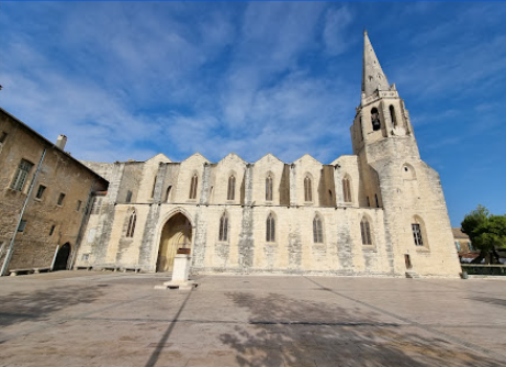 Jóvenes musulmanes gritan Alá Akbar y "os quemaremos la iglesia" en Aviñón