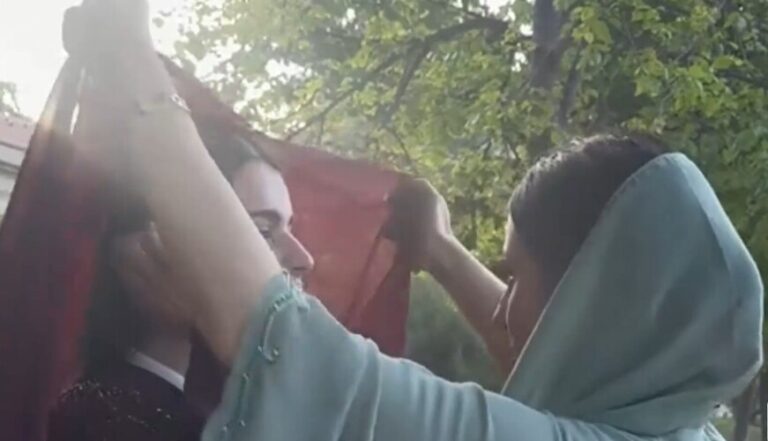 Aturen noies a Barcelona per oferir-los posar-se el vel islàmic i "roba modesta" en un vídeo difós a TikTok
