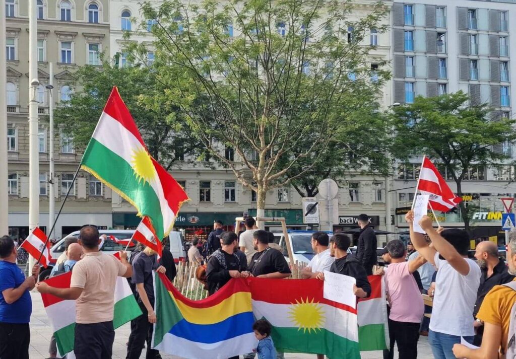 Musulmans ataquen una manifestació silenciosa de drusos i kurds a Viena 3 Una concentració per recordar els sirians drusos i kurds assassinats a Síria acaba amb insults i amenaces de musulmans. Preocupació pel rebuig a la diversitat dels musulmans a Europa. Musulmans ataquen una manifestació silenciosa de drusos i kurds a Viena
