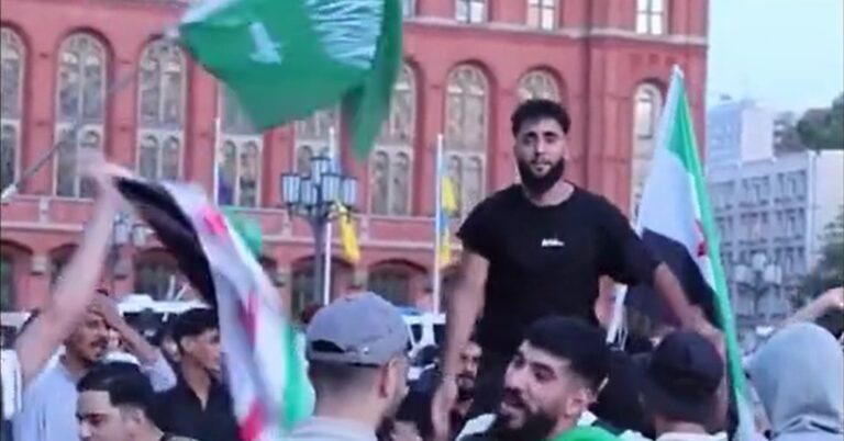 Musulmanes de Berlín celebran en la calle las matanzas de drusos y cristianos en Siría