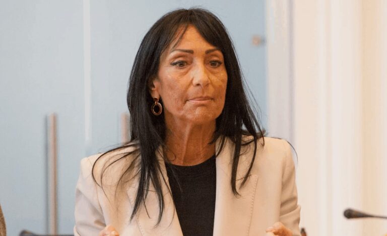 Llamamiento "te cortaré el cuello" a una política italiana y la expulsan del país en el momento