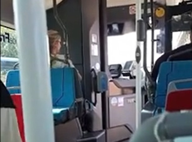 Així sona la recitació de l'Alcorà pels altaveus d'un autobús públic a França