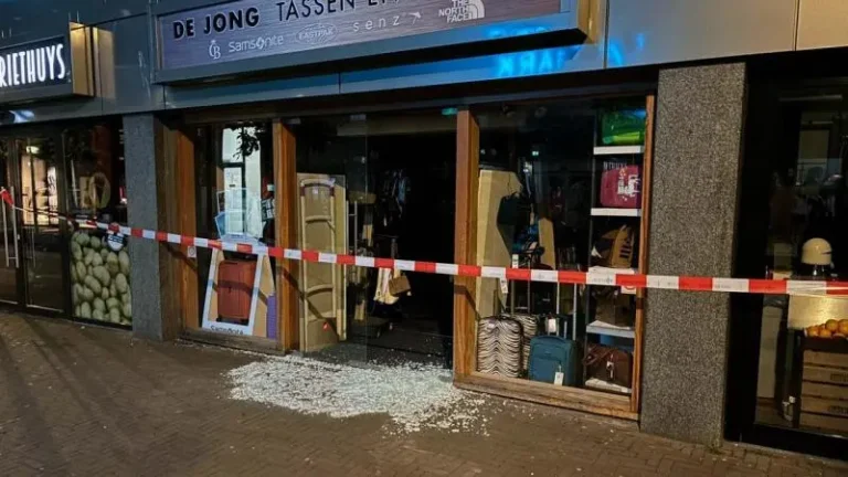 Quema un Corán en Holanda (con permiso judicial) y en pocos minutos estalla la violencia callejera