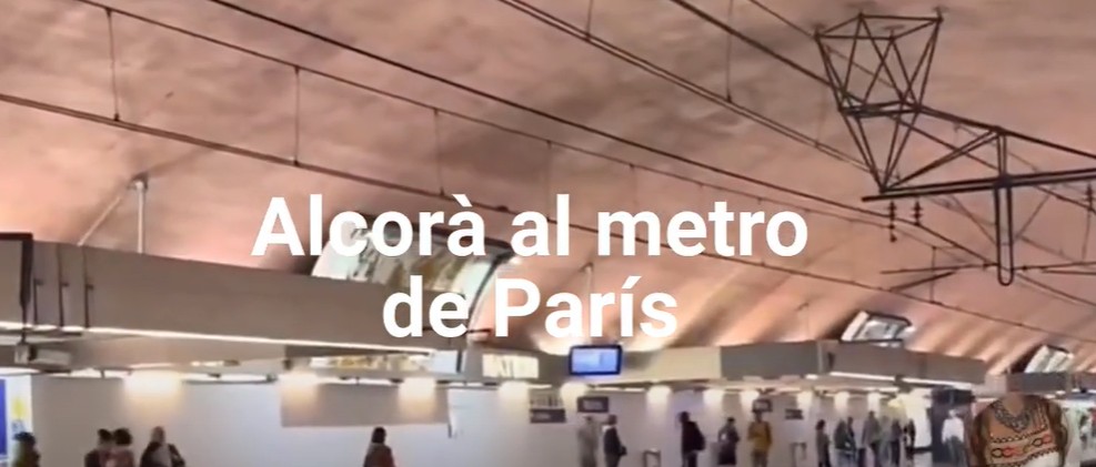 Fan sonar la sura 2 de l'Alcorà al metro de París