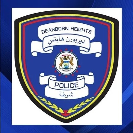 Una policía estadounidense presenta un escudo con letras en árabe