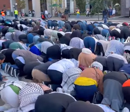 El Quebec prohibirà resar al carrer per les molèsties que causen els musulmans 7 Església, associacions musulmanes i partits d’esquerra denuncien que la mesura és discriminatòria i vulnera drets fonamentals. El Primer Ministre diu que el lloc per resar son les mesquites i les esglésies. El Quebec prohibirà resar al carrer per les molèsties que causen els musulmans