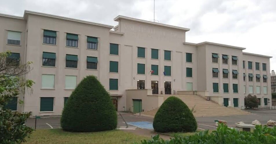 Crits d'Allah Akbar a la Universitat de Lió durant l'exàmen final de medicina 8 Una veu per megafonia amb crits i oracions en àrab va interrompre la prova que decideix l’especialitat i el futur professional de centenars d’estudiants. Crits d'Allah Akbar a la Universitat de Lió durant l'exàmen final de medicina