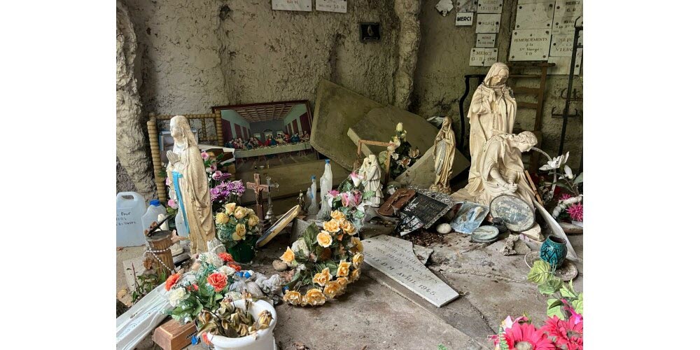 Decapitan la Virgen María y destruyen una réplica de la cueva de Lourdes en Francia