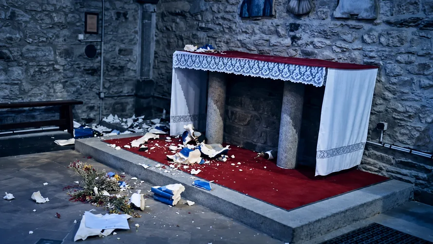 Destruyen una estatua de Jesús en la iglesia de Saint-Hilaire-du-Harcouët (Francia)