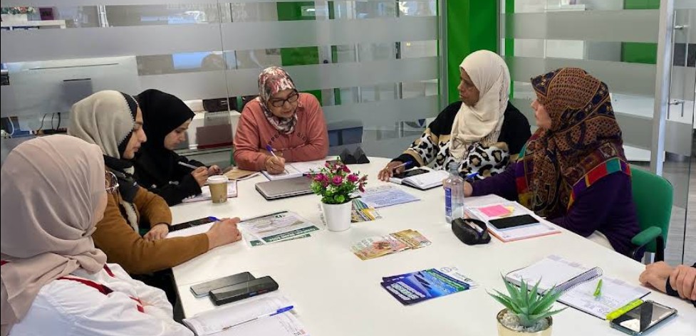 Quebec prohibeix que les mares musulmanes facin voluntariat a les escoles amb el hijab 1 La legislació sobre laïcitat del Quebec s’estén més enllà del personal docent i treballadors i ara afecta també els pares que participen en activitats escolars. Barcelona promou el banc islàmic de Najia Lofti com a economia social, solidària i ètica