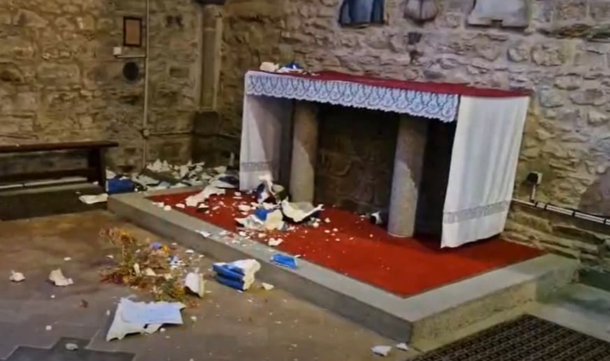Destruyen una estatua de Jesús en la iglesia de Saint-Hilaire-du-Harcouët (Francia)