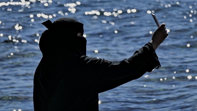 Portugal hace historia y prohíbe el uso del burka y el niqab en espacios públicos