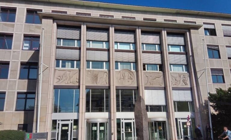 Un sitio de citas del Reino Unido ofrece a los hombres musulmanes encontrar mujeres vírgenes, dóciles y abiertas a la poligamia 9 NikkahGram se creó para "facilitar el matrimonio de musulmanes que siguen los valores islámicos fundamentales de la modestia y el sometimiento a Alá sin excusas". Alemania absuelve a un acusado de comprar una niña de 12 años como esposa y esclava doméstica