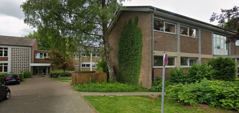 Un sitio de citas del Reino Unido ofrece a los hombres musulmanes encontrar a mujeres vírgenes, dóciles y abiertas a la poligamia 12 NikkahGram se creó para "facilitar el matrimonio de musulmanes que siguen los valores islámicos fundamentales de la modestia y la sumisión a Alá sin excusas". Amenaza de bomba en una escuela de Alemania por prohibir el pañuelo de musulmana