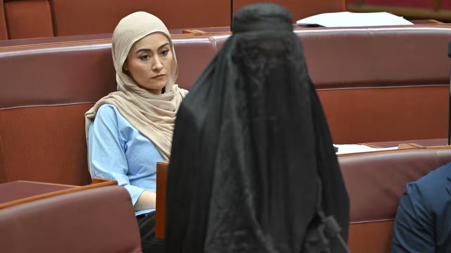 Aparece vestida con un burka en el senado de Australia y le llaman racista Silvia Orriols de Australia se presenta en el senado con burka y vestido de colores