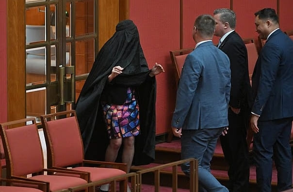 Un sitio de citas del Reino Unido ofrece a los hombres musulmanes encontrar mujeres vírgenes, dóciles y abiertas a la poligamia 3 NikkahGram se creó para "facilitar el matrimonio de musulmanes que siguen los valores islámicos fundamentales de la modestia y el sometimiento a Alá sin excusas". Silvia Orriols de Australia se presenta en el senado con burka y vestido de colores