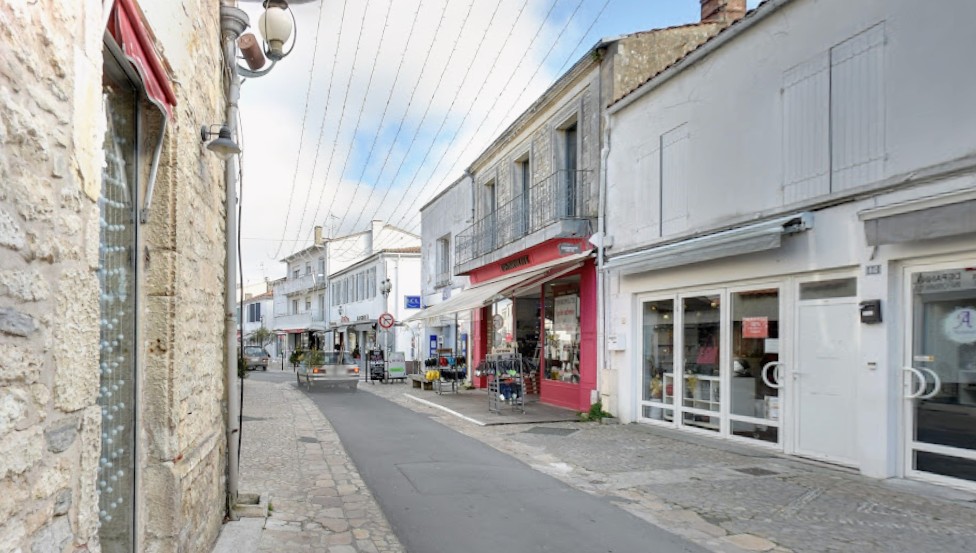 Atropella 5 persones a França i quan el detenen crida Allah Akbar. No és terrorisme 6 Durant 35 minuts de conducció boja a Saint-Pierre-d’Oléron (l’Île d’Oléron), un home va atropellar cinc persones. Van utilitzar un tàser per poder detenir-lo. Atropella 5 persones a França i quan el detenen crida Allah Akbar. No és terrorisme