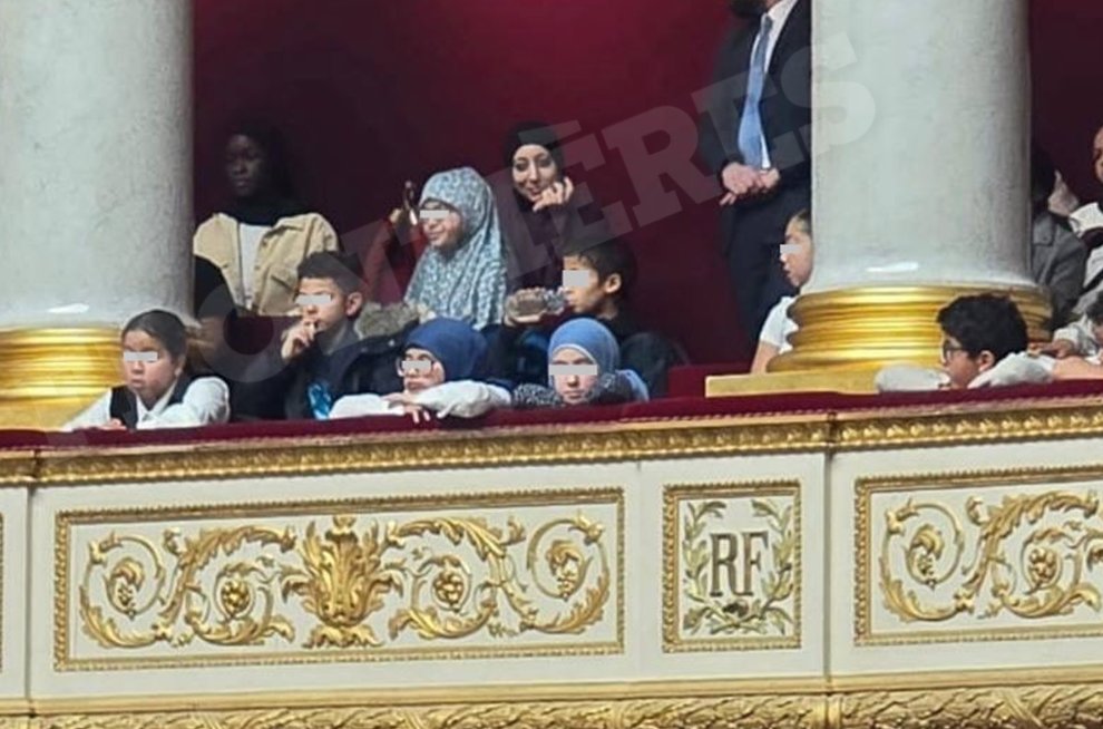 Indignació a França per la presència de mocadors islàmics al Parlament