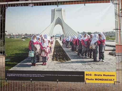 Una exposició de l'Ajuntament de Santa Coloma (PSOE) assenyala el vel islàmic com a exemple de vulneració dels drets humans
