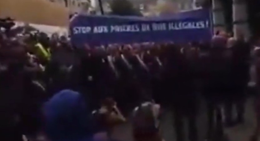 Patriotes francesos canten La Marsellesa per espantar musulmans que resen al carrer