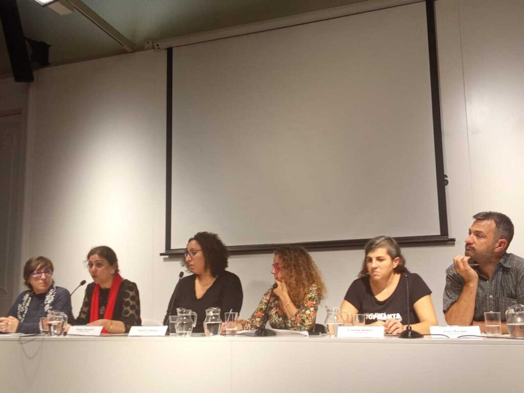 Presenten l’entitat Per Elles per denunciar vulneracions de drets humans a noies musulmanes...però sense dir "islam" 9 Dos monitors de lleure del Raval han trencat el silenci per denunciar les restriccions i abusos que pateixen les noies musulmanes i la indiferència de les institucions. Presenten l’entitat Per Elles per denunciar vulneracions de drets humans a noies musulmanes...però sense dir "islam"
