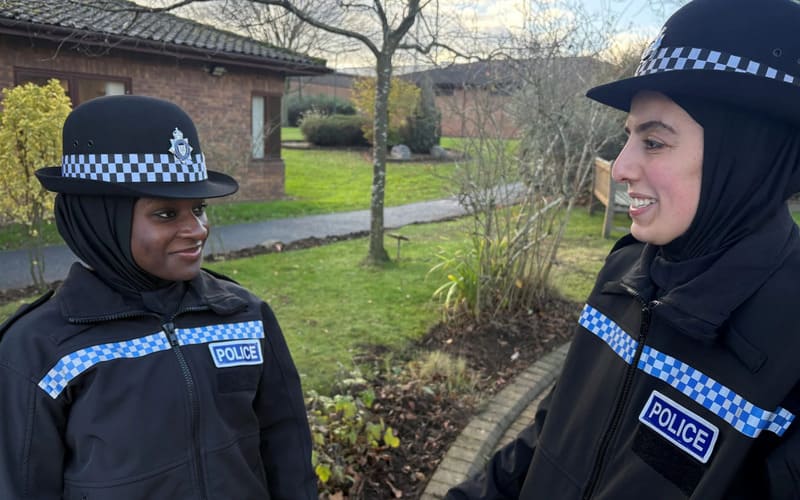 El nuevo hiyab de la policía del Reino Unido busca "preservar la dignidad de la mujer" y mejorar la seguridad