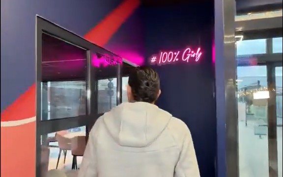 El govern de Txetxènia ordena el tancament de botigues de roba per incomplir els valors islàmics 3 Les autoritats de Txetxènia tanquen botigues de roba per vídeos promocionals a les xarxes que "s'enfoquen al cos i no a la roba". Un restaurant halal de Lió practica la segregació de gènere amb una sala només per a dones