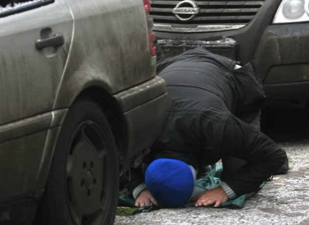 Revetlla de Sant Joan a Manresa amb brasa halal: la islamització de Catalunya avança per l'esquerra 3 Una associació de veïns subvencionada per l'ajuntament (ERC) organitza una revetlla popular que inclou "brasa per halal" perquè els musulmans hi puguin participar. Malestar creixent a Rússia pels musulmans que resen al carrer