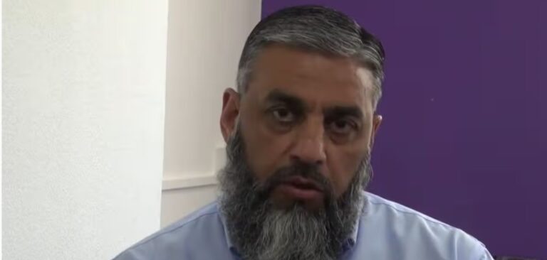 MiniMuslim Camp introduce la segregación religiosa en la oferta de colonias en Cataluña 7 El proyecto, dirigido a niños musulmanes de 6 a 12 años, combina actividades lúdicas con formación religiosa en un entorno cerrado vetado a los no musulmanes. De terrorista en Yemen a candidato municipal en el Reino Unido multicultural