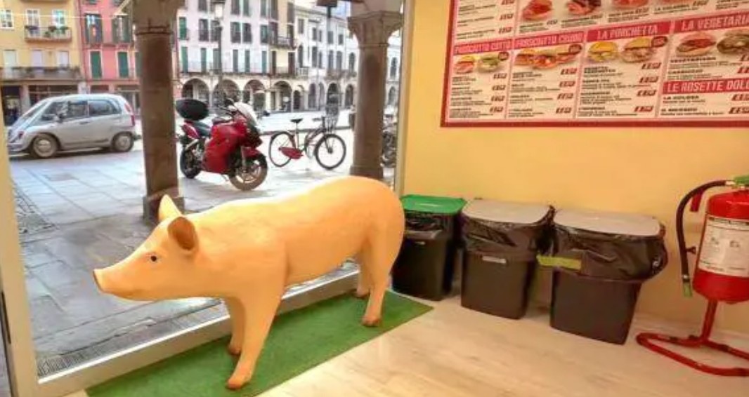 Percepciones de Halal 1 Un líder musulmán en Italia exige a un comercio que retire la figura de un cerdo