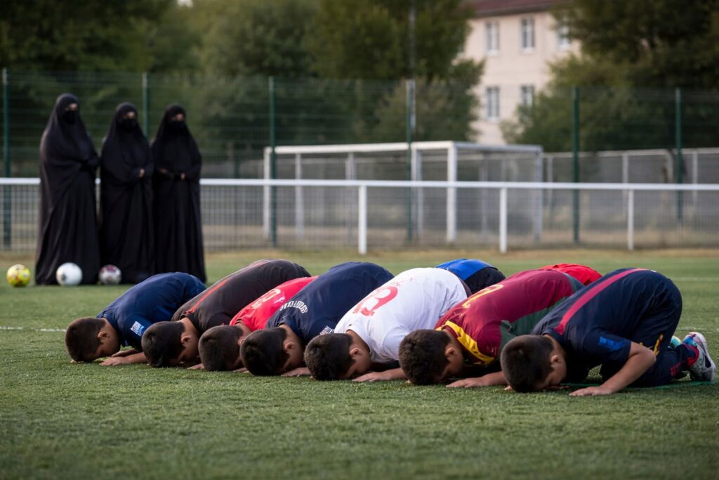 Un equipo de fútbol de Francia controlado por los Hermanos Musulmanes impone oraciones, normas religiosas y excluye a las mujeres