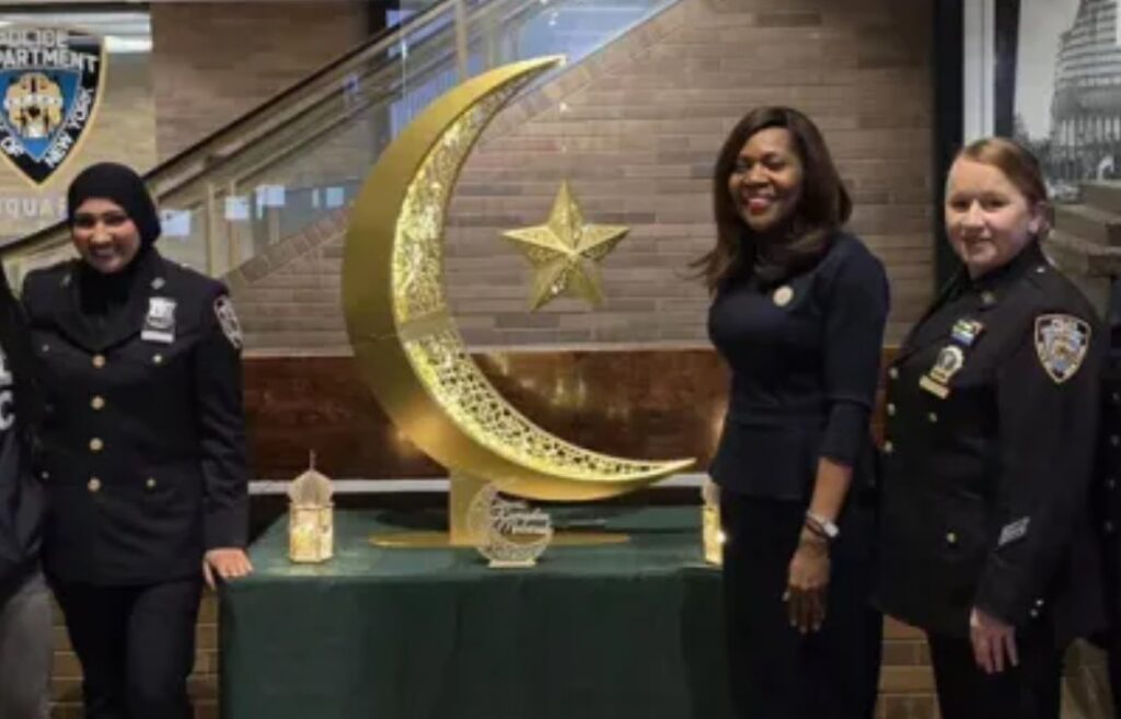 La policia de Nova York explica que posen llums de Ramadà per "educar" els no musulmans