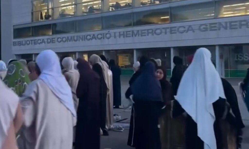La UAB s'agenolla a l'islam: sales d'oració, imam i càtering per Ramadà