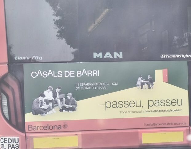 Barcelona promou el vel islàmic a la publicitat institucional per joves