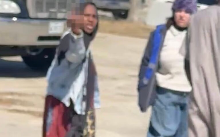 Hoteles, parques acuáticos y clubes de playa de Marruecos prohíben el burkini y el velo islámico 3 Negocios privados aplican medidas contra los símbolos religiosos radicales con la excusa de motivos de higiene o imagen. Las afectadas son turistas musulmanas residentes en Europa. Una mezquita dice que la grúa municipal es de extrema derecha porque se lleva a los coches de los fieles