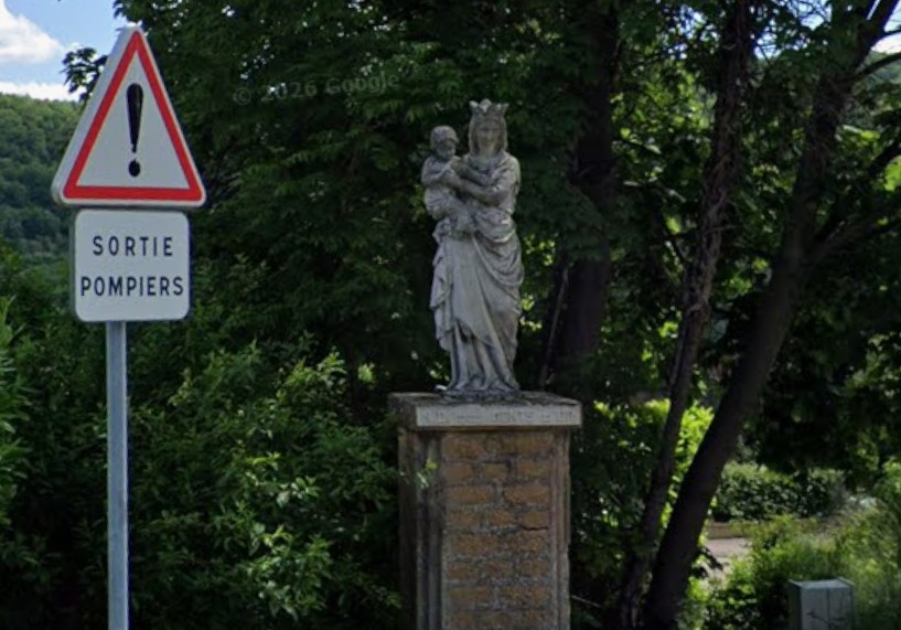 Decapiten una estàtua de la Mare de Déu i el Nen Jesús en un poble prop de Lió