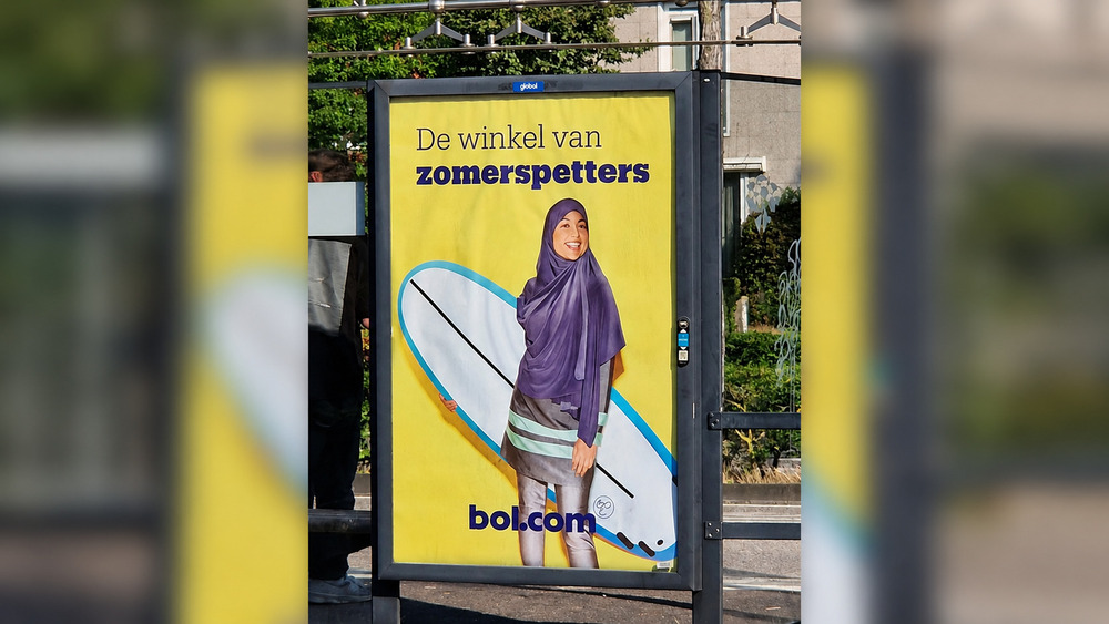 Un gran comerç de Bèlgica obre la campanya d’estiu amb una dona en burkini