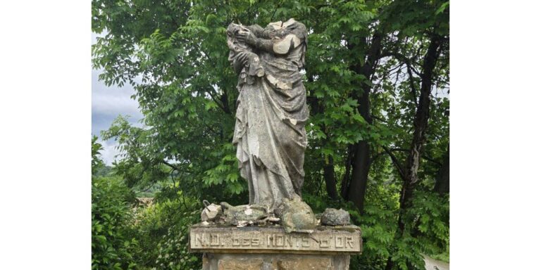 Percepcions de Catalunya 24 Últims Vídeos Més Vídeos Decapiten una estàtua de la Mare de Déu i el Nen Jesús en un poble prop de Lió
