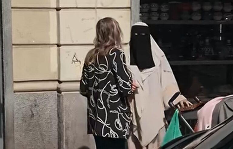 Els musulmans porten una eurodiputada italiana als tribunals per gravar una dona amb burca al carrer