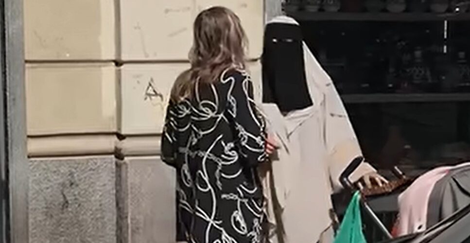 Els musulmans porten una eurodiputada italiana als tribunals per gravar una dona amb burca al carrer